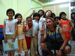 Fabien with kids in Indonesia. Copyright Emma and Fabien Tronche